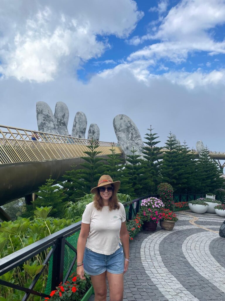 El famoso puente de las manos, el Golden Bridge, es una de las cosas que ver en Vietnam.